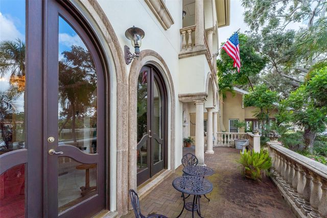 2152 COFFEE POT BOULEVARD NE, St Petersburg, FL 33704