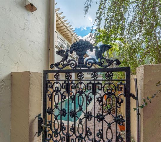 2152 COFFEE POT BOULEVARD NE, St Petersburg, FL 33704