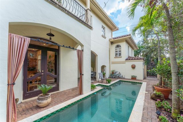 2152 COFFEE POT BOULEVARD NE, St Petersburg, FL 33704