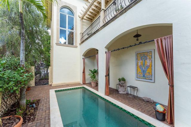 2152 COFFEE POT BOULEVARD NE, St Petersburg, FL 33704