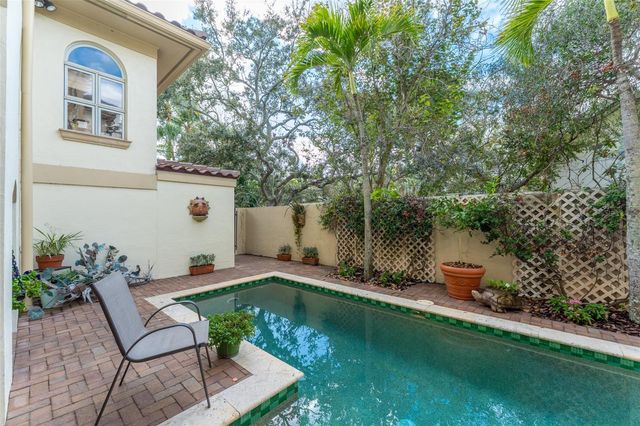 2152 COFFEE POT BOULEVARD NE, St Petersburg, FL 33704