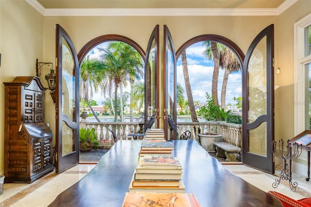 2152 COFFEE POT BOULEVARD NE, St Petersburg, FL 33704