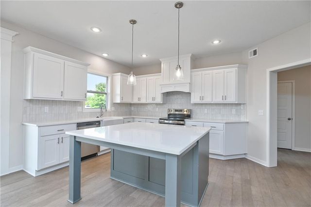 2673 W Park Street, Olathe, KS 66061