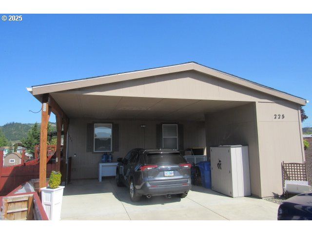 225 NESTUCCA Ln, Roseburg, OR 97471