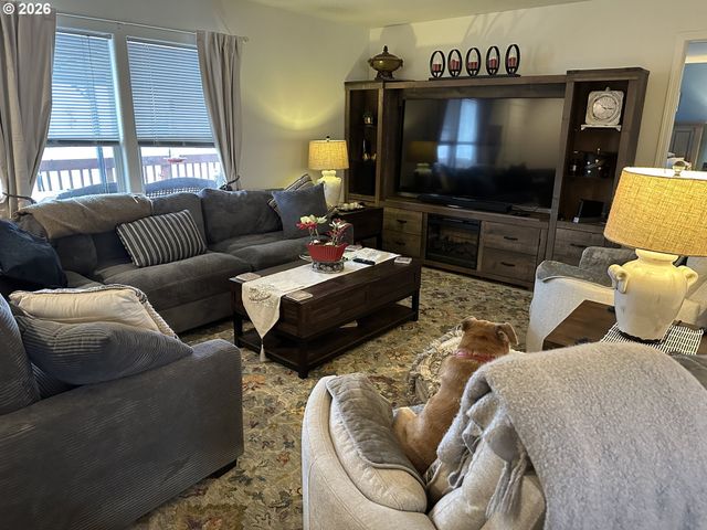 225 NESTUCCA Ln, Roseburg, OR 97471