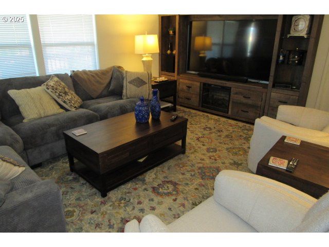 225 NESTUCCA Ln, Roseburg, OR 97471