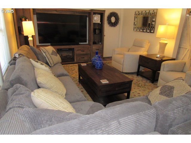 225 NESTUCCA Ln, Roseburg, OR 97471