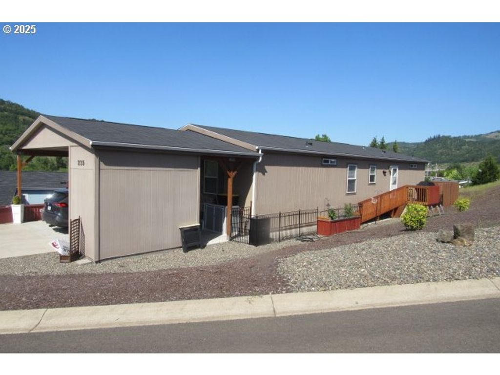 225 NESTUCCA Ln, Roseburg, OR 97471