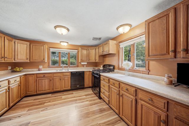 672 Shawsheen St, Tewksbury, MA 01876