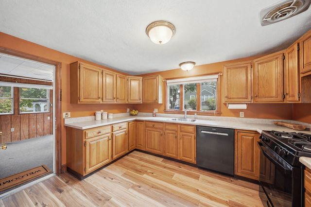 672 Shawsheen St, Tewksbury, MA 01876