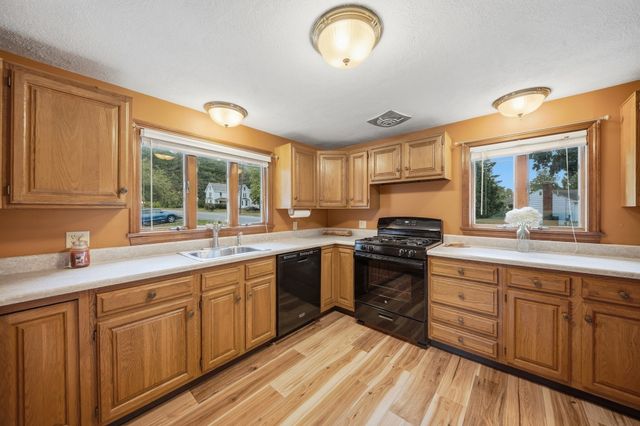 672 Shawsheen St, Tewksbury, MA 01876