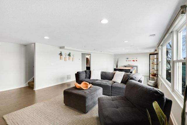 5670 Fairlawn Shores Trail SE, Prior Lake, MN 55372