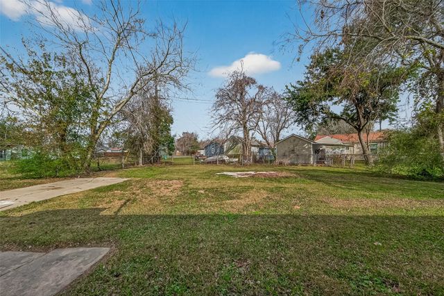 1221 Parkway Street, Baytown, TX 77520