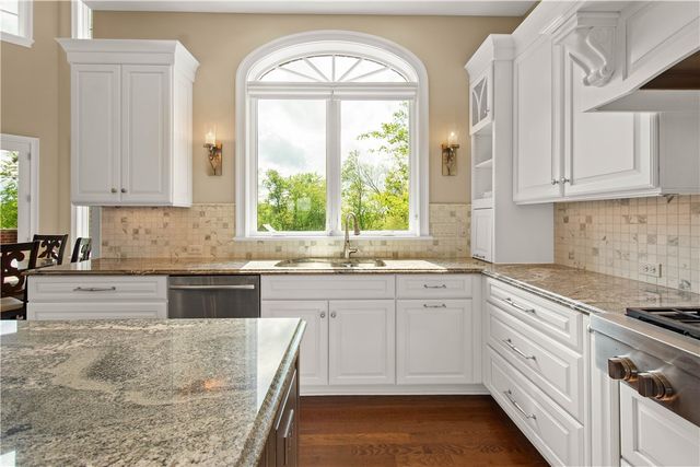 9807 Sumner Dr, Mccandless, PA 15101