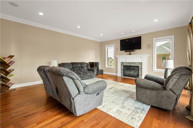 9807 Sumner Dr, Mccandless, PA 15101