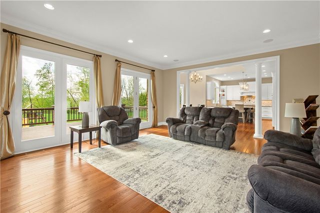 9807 Sumner Dr, Mccandless, PA 15101