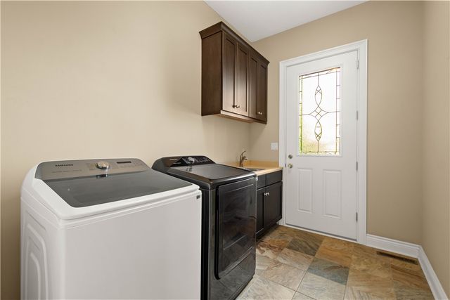 9807 Sumner Dr, Mccandless, PA 15101