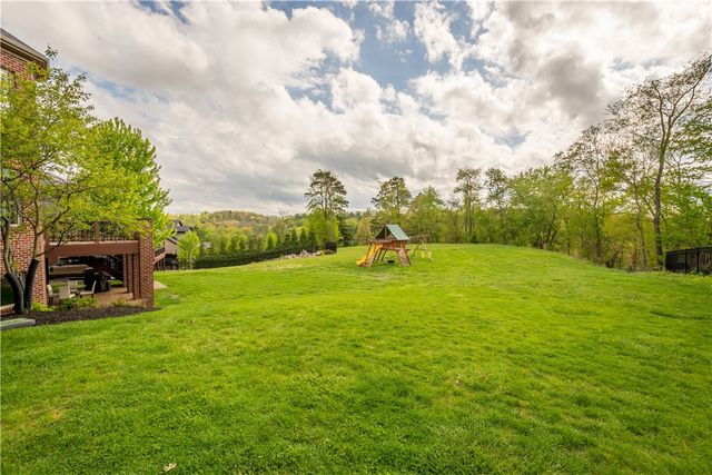 9807 Sumner Dr, Mccandless, PA 15101