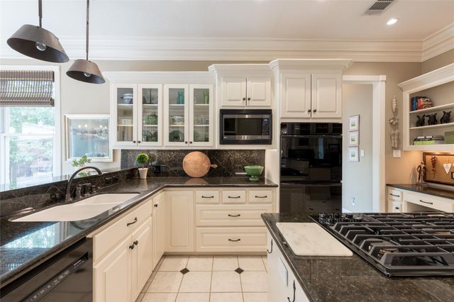 24 Village Oaks Lane, Spring Valley Village, TX 77055