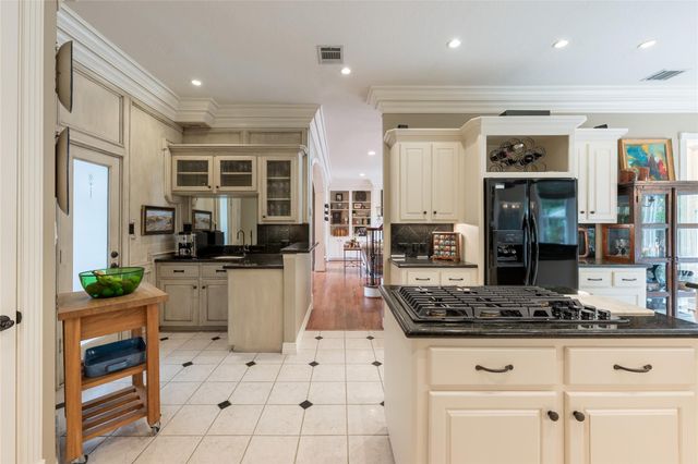 24 Village Oaks Lane, Spring Valley Village, TX 77055