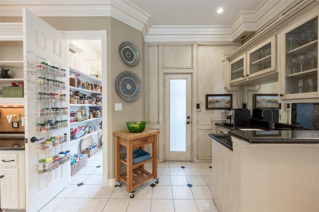 24 Village Oaks Lane, Spring Valley Village, TX 77055