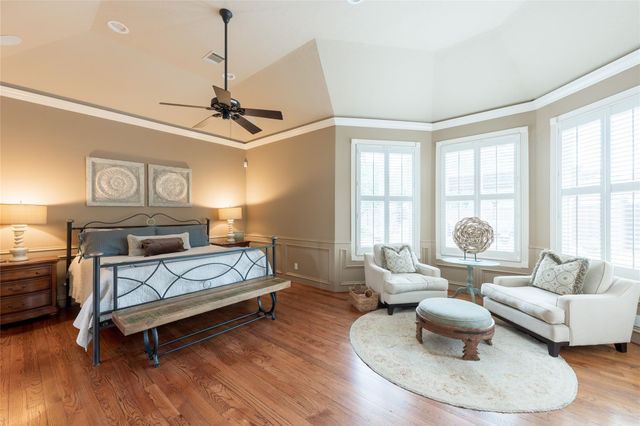 24 Village Oaks Lane, Spring Valley Village, TX 77055