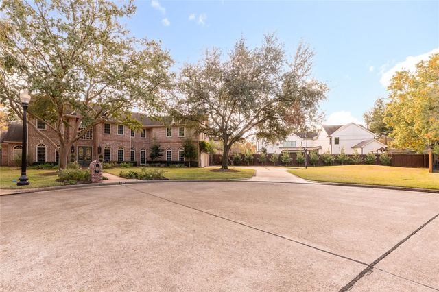 24 Village Oaks Lane, Spring Valley Village, TX 77055