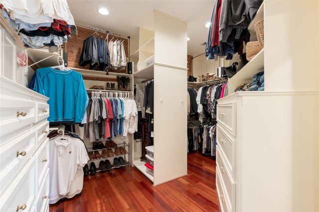 24 Village Oaks Lane, Spring Valley Village, TX 77055