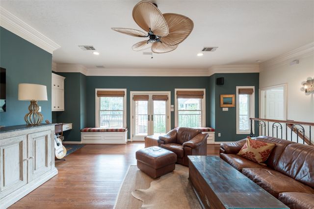 24 Village Oaks Lane, Spring Valley Village, TX 77055