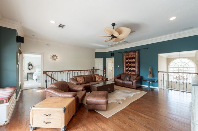 24 Village Oaks Lane, Spring Valley Village, TX 77055