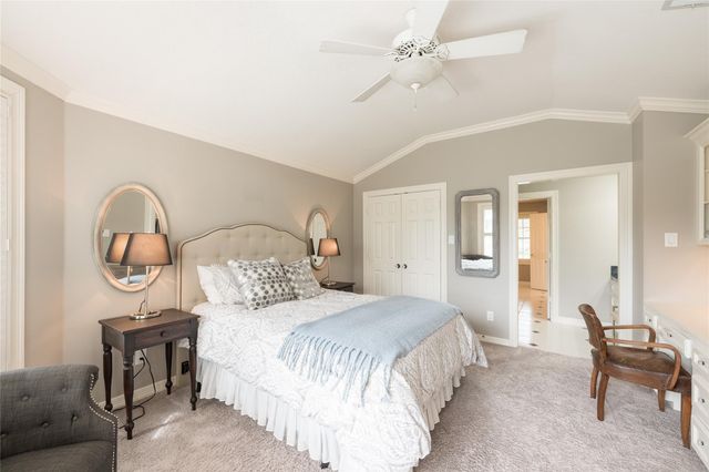 24 Village Oaks Lane, Spring Valley Village, TX 77055