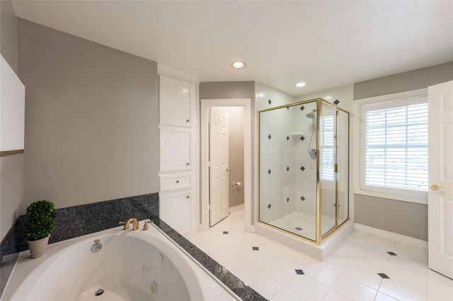 24 Village Oaks Lane, Spring Valley Village, TX 77055