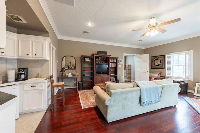 24 Village Oaks Lane, Spring Valley Village, TX 77055