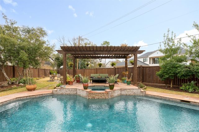 24 Village Oaks Lane, Spring Valley Village, TX 77055