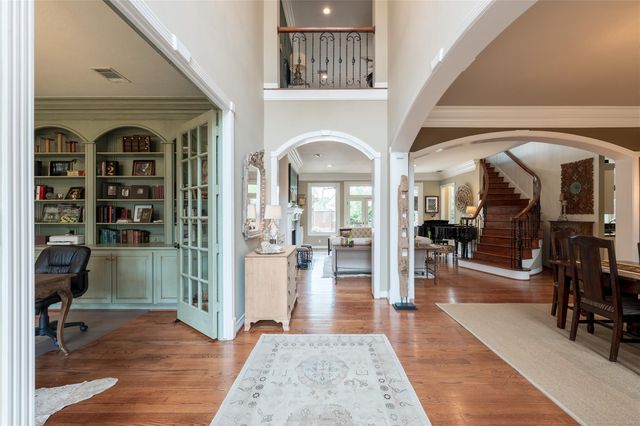 24 Village Oaks Lane, Spring Valley Village, TX 77055