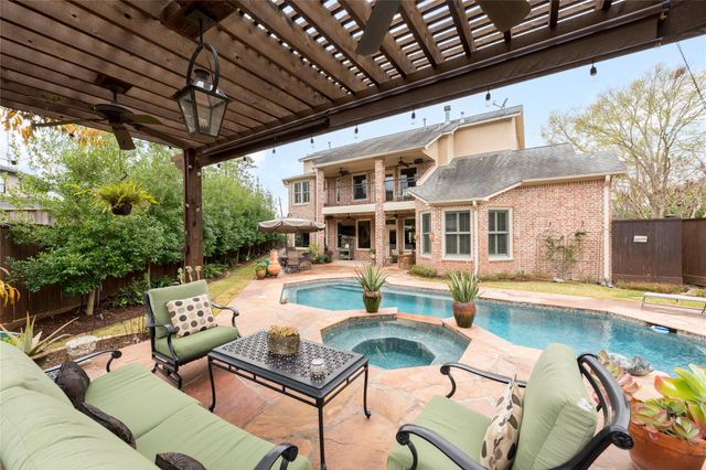 24 Village Oaks Lane, Spring Valley Village, TX 77055