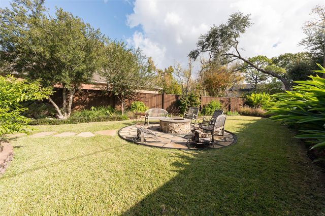 24 Village Oaks Lane, Spring Valley Village, TX 77055