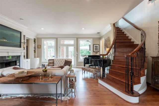 24 Village Oaks Lane, Spring Valley Village, TX 77055