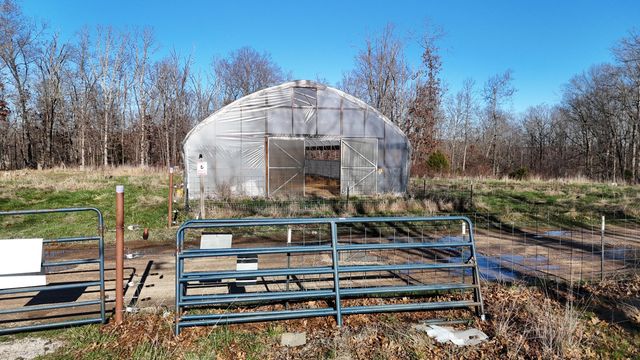 518 Ten Parts Drive, Seymour, MO 65746