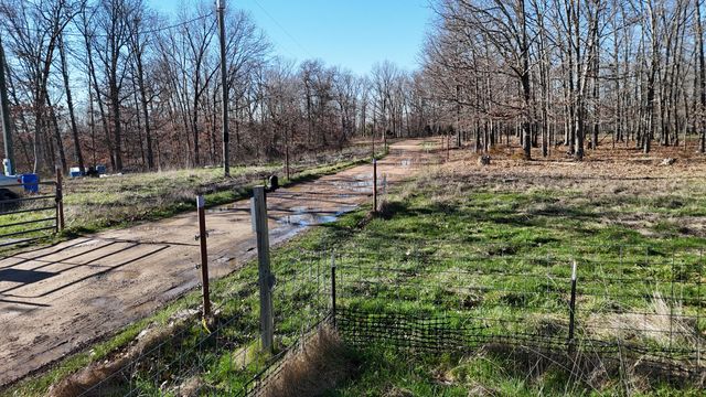 518 Ten Parts Drive, Seymour, MO 65746