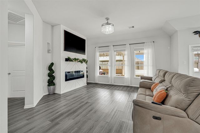302 Vineyard Court, Alvin, TX 77511
