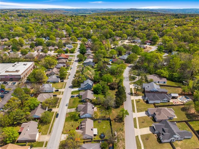 2922 E Whippoorwill Lane, Fayetteville, AR 72701