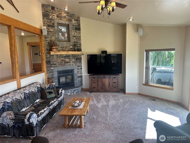 7 Lake Breeze Lane, Oroville, WA 98844