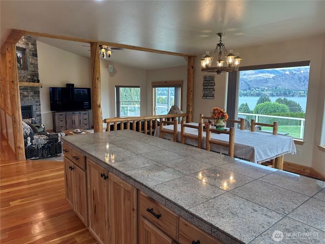 7 Lake Breeze Lane, Oroville, WA 98844