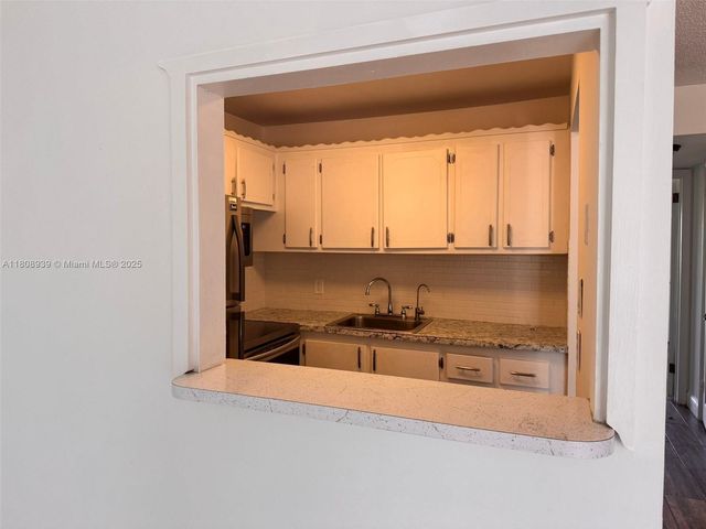 218 Windsor J 218, West Palm Beach, FL 33417