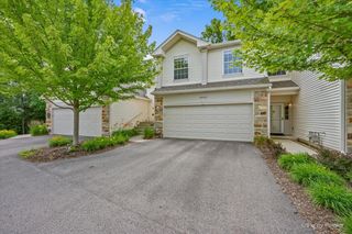 8043 Sierra Woods Lane 8043, Carpentersville, IL 60110