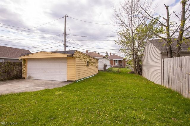 8409 Wainstead Drive, Parma, OH 44129