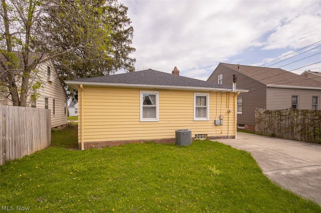 8409 Wainstead Drive, Parma, OH 44129