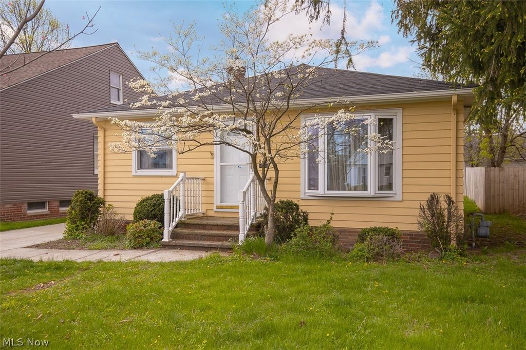 8409 Wainstead Drive, Parma, OH 44129