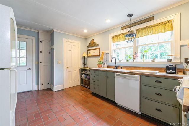 200 Greene Avenue, Sayville, NY 11782